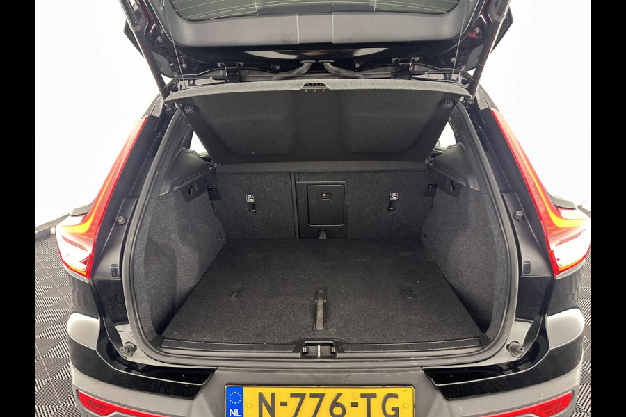 Volvo XC40 Recharge Core [ 3-Fase ] (INCL-BTW) Aut. *FULL-LED | NAVI-FULLMAP | CAMERA | KEYLESS | HEATED-SPORTSEATS | CARPLAY | DIGI-COCKPIT |  CCS-FASTLOADER | ECC | PDC | CRUISE | TOWBAR | SENSUS-CONNECT | 19''ALU*