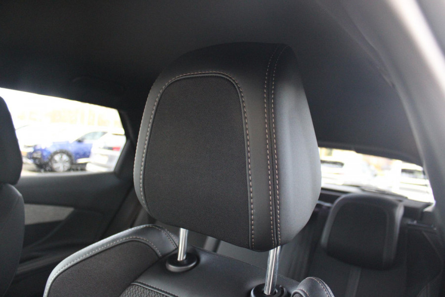 Peugeot 3008 1.2 Hybrid 136 GT | 360° CAMERA | NAVIGATIE | ADAPTIVE CRUISE CONTROL | APPLE CARPLAY/ANDROID AUTO | CLIMATE CONTROL | 18" LICHTMETALEN VELGEN | DODEHOEK DETECTIE | KEYLESS ENTRY/START | FULL LED KOPLAMPEN | PARKEERSENSOREN VOOR EN ACHTER | DAB+ RADIO | LANE ASSIST |