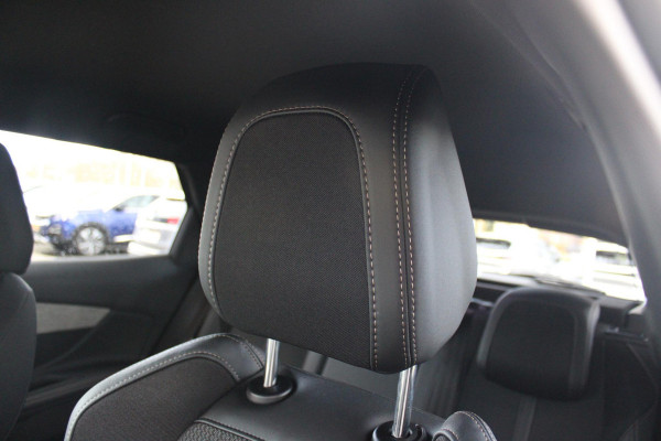 Peugeot 3008 1.2 Hybrid 136 GT | 360° CAMERA | NAVIGATIE | ADAPTIVE CRUISE CONTROL | APPLE CARPLAY/ANDROID AUTO | CLIMATE CONTROL | 18" LICHTMETALEN VELGEN | DODEHOEK DETECTIE | KEYLESS ENTRY/START | FULL LED KOPLAMPEN | PARKEERSENSOREN VOOR EN ACHTER | DAB+ RADIO | LANE ASSIST |