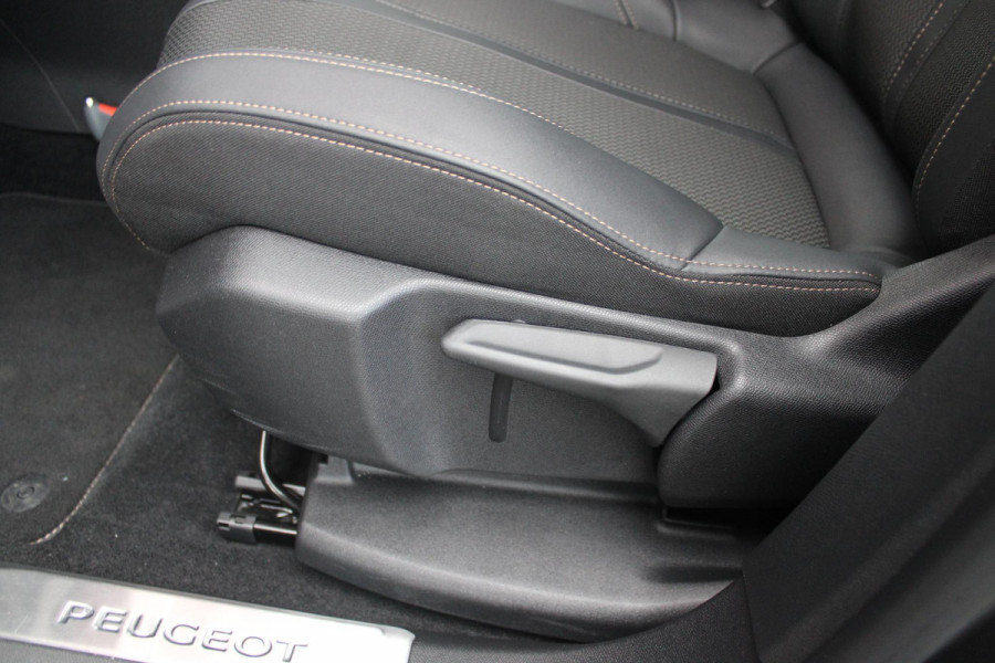 Peugeot 3008 1.2 Hybrid 136 GT | 360° CAMERA | NAVIGATIE | ADAPTIVE CRUISE CONTROL | APPLE CARPLAY/ANDROID AUTO | CLIMATE CONTROL | 18" LICHTMETALEN VELGEN | DODEHOEK DETECTIE | KEYLESS ENTRY/START | FULL LED KOPLAMPEN | PARKEERSENSOREN VOOR EN ACHTER | DAB+ RADIO | LANE ASSIST |