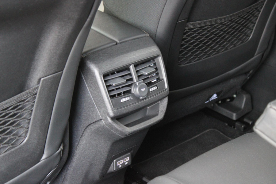 Peugeot 3008 1.2 Hybrid 136 GT | 360° CAMERA | NAVIGATIE | ADAPTIVE CRUISE CONTROL | APPLE CARPLAY/ANDROID AUTO | CLIMATE CONTROL | 18" LICHTMETALEN VELGEN | DODEHOEK DETECTIE | KEYLESS ENTRY/START | FULL LED KOPLAMPEN | PARKEERSENSOREN VOOR EN ACHTER | DAB+ RADIO | LANE ASSIST |