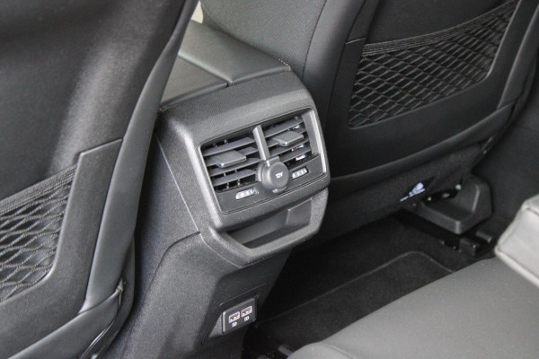 Peugeot 3008 1.2 Hybrid 136 GT | 360° CAMERA | NAVIGATIE | ADAPTIVE CRUISE CONTROL | APPLE CARPLAY/ANDROID AUTO | CLIMATE CONTROL | 18" LICHTMETALEN VELGEN | DODEHOEK DETECTIE | KEYLESS ENTRY/START | FULL LED KOPLAMPEN | PARKEERSENSOREN VOOR EN ACHTER | DAB+ RADIO | LANE ASSIST |