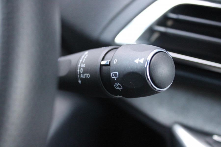 Peugeot 3008 1.2 Hybrid 136 GT | 360° CAMERA | NAVIGATIE | ADAPTIVE CRUISE CONTROL | APPLE CARPLAY/ANDROID AUTO | CLIMATE CONTROL | 18" LICHTMETALEN VELGEN | DODEHOEK DETECTIE | KEYLESS ENTRY/START | FULL LED KOPLAMPEN | PARKEERSENSOREN VOOR EN ACHTER | DAB+ RADIO | LANE ASSIST |