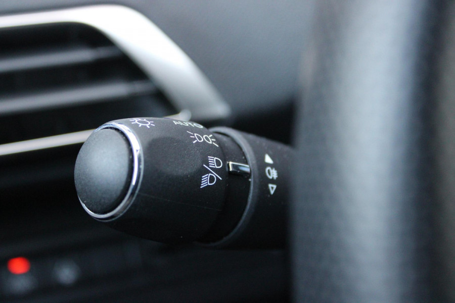 Peugeot 3008 1.2 Hybrid 136 GT | 360° CAMERA | NAVIGATIE | ADAPTIVE CRUISE CONTROL | APPLE CARPLAY/ANDROID AUTO | CLIMATE CONTROL | 18" LICHTMETALEN VELGEN | DODEHOEK DETECTIE | KEYLESS ENTRY/START | FULL LED KOPLAMPEN | PARKEERSENSOREN VOOR EN ACHTER | DAB+ RADIO | LANE ASSIST |