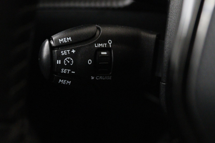 Peugeot 208 1.2 PureTech Blue Lease (NAVIGATIE CARPLAY, CRUISE, STUURBEDIENING, PARKEERSENSOREN, 1e EIGENAAR, GOED ONDERHOUDEN)
