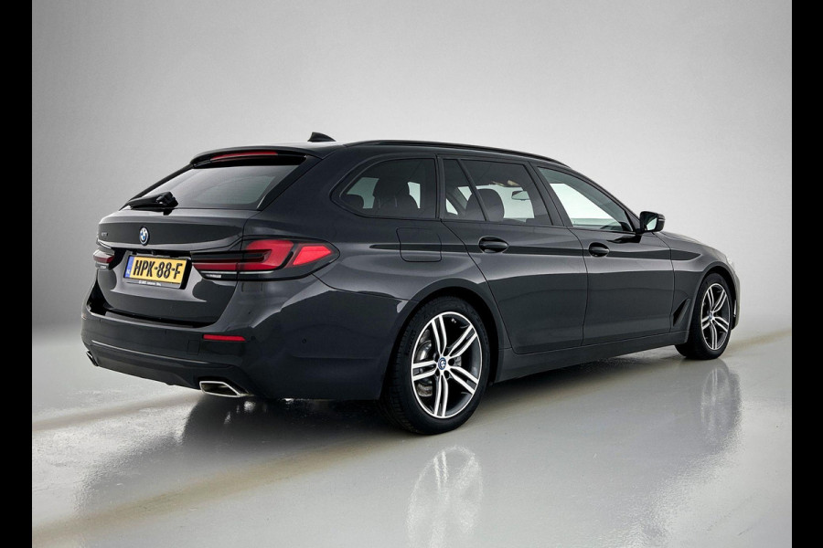 BMW 5 Serie Touring 530e xDrive Black-Line CAMERA TREKHAAK CARPLAY