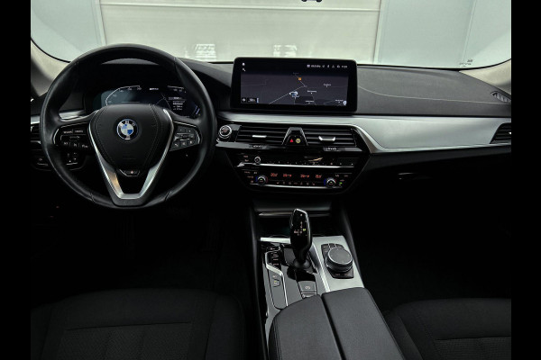 BMW 5 Serie Touring 530e xDrive Black-Line CAMERA TREKHAAK CARPLAY