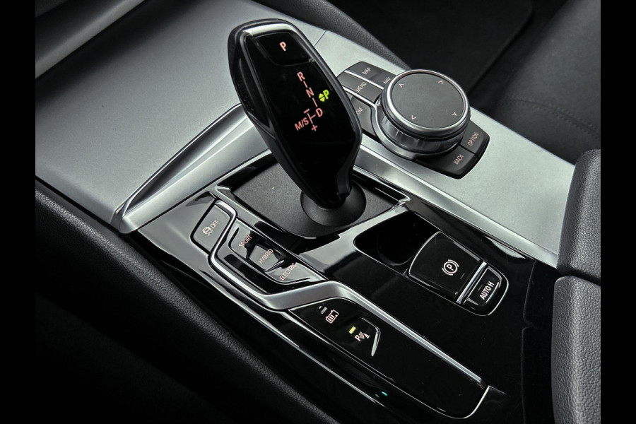 BMW 5 Serie Touring 530e xDrive Black-Line CAMERA TREKHAAK CARPLAY