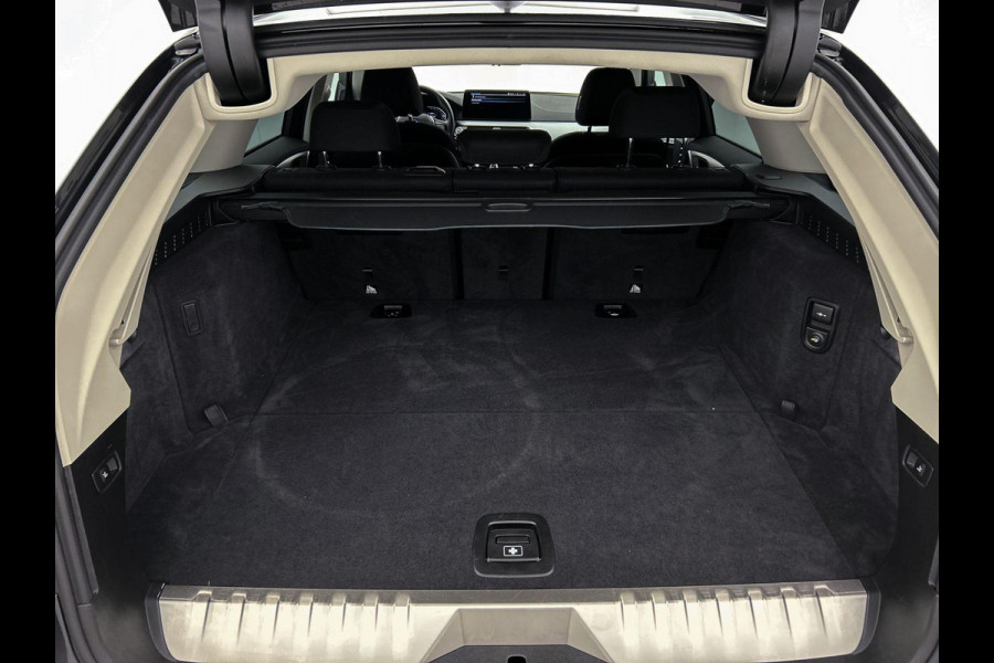 BMW 5 Serie Touring 530e xDrive Black-Line CAMERA TREKHAAK CARPLAY