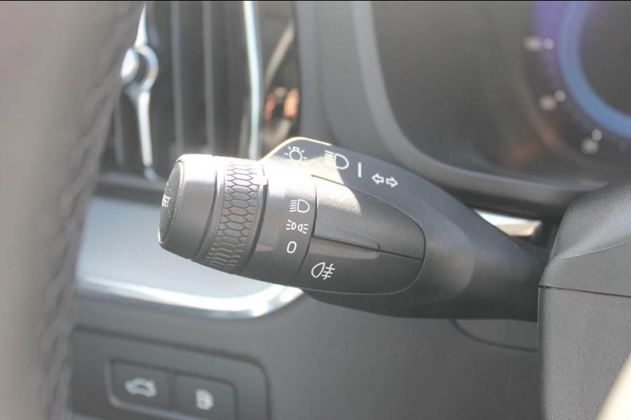 Volvo XC60 T8 Plug-in hybrid AWD Plus Dark Long Range / Panoramisch schuif-kanteldak / lederen bekleding / 360 graden camera / 20" lichtmetalen velgen