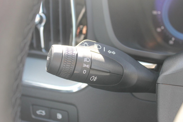 Volvo XC60 T8 Plug-in hybrid AWD Plus Dark Long Range / Panoramisch schuif-kanteldak / lederen bekleding / 360 graden camera / 20" lichtmetalen velgen