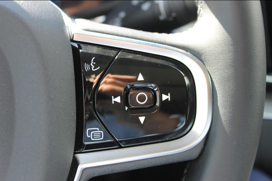 Volvo XC60 T8 Plug-in hybrid AWD Plus Dark Long Range / Panoramisch schuif-kanteldak / lederen bekleding / 360 graden camera / 20" lichtmetalen velgen