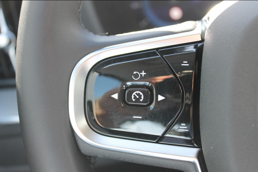 Volvo XC60 T8 Plug-in hybrid AWD Plus Dark Long Range / Panoramisch schuif-kanteldak / lederen bekleding / 360 graden camera / 20" lichtmetalen velgen