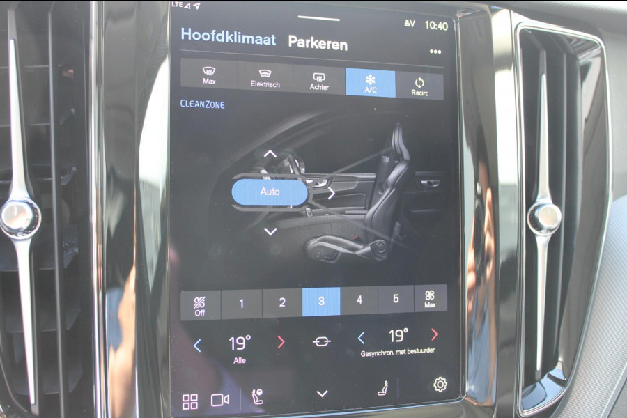 Volvo XC60 T8 Plug-in hybrid AWD Plus Dark Long Range / Panoramisch schuif-kanteldak / lederen bekleding / 360 graden camera / 20" lichtmetalen velgen