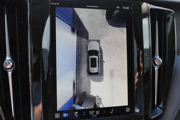 Volvo XC60 T8 Plug-in hybrid AWD Plus Dark Long Range / Panoramisch schuif-kanteldak / lederen bekleding / 360 graden camera / 20" lichtmetalen velgen