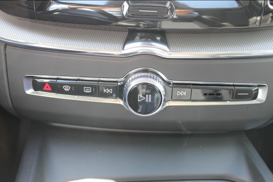 Volvo XC60 T8 Plug-in hybrid AWD Plus Dark Long Range / Panoramisch schuif-kanteldak / lederen bekleding / 360 graden camera / 20" lichtmetalen velgen