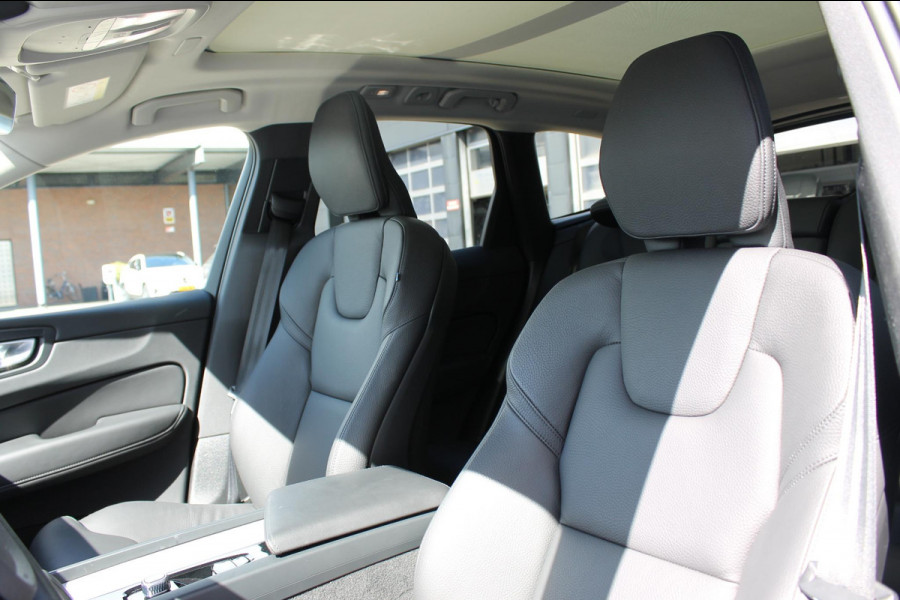 Volvo XC60 T8 Plug-in hybrid AWD Plus Dark Long Range / Panoramisch schuif-kanteldak / lederen bekleding / 360 graden camera / 20" lichtmetalen velgen