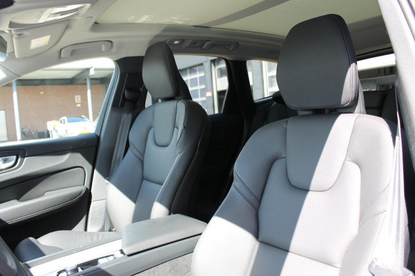 Volvo XC60 T8 Plug-in hybrid AWD Plus Dark Long Range / Panoramisch schuif-kanteldak / lederen bekleding / 360 graden camera / 20" lichtmetalen velgen