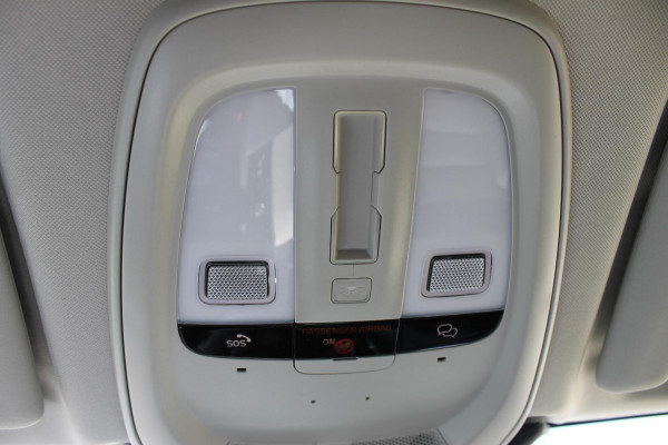 Volvo XC60 T8 Plug-in hybrid AWD Plus Dark Long Range / Panoramisch schuif-kanteldak / lederen bekleding / 360 graden camera / 20" lichtmetalen velgen