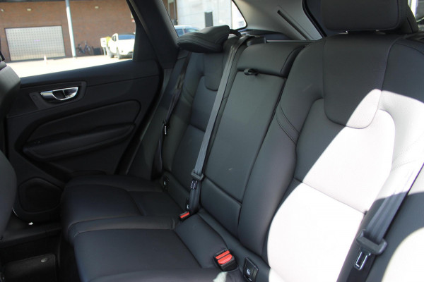 Volvo XC60 T8 Plug-in hybrid AWD Plus Dark Long Range / Panoramisch schuif-kanteldak / lederen bekleding / 360 graden camera / 20" lichtmetalen velgen