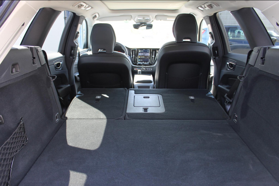 Volvo XC60 T8 Plug-in hybrid AWD Plus Dark Long Range / Panoramisch schuif-kanteldak / lederen bekleding / 360 graden camera / 20" lichtmetalen velgen