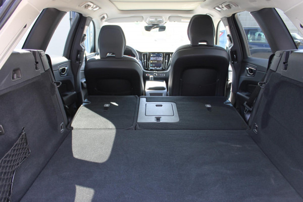 Volvo XC60 T8 Plug-in hybrid AWD Plus Dark Long Range / Panoramisch schuif-kanteldak / lederen bekleding / 360 graden camera / 20" lichtmetalen velgen