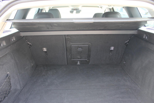 Volvo V60 B4 211PK Automaat Inscription Lederen bekleding / 18" lichtmetalen velgen / Apple Carplay / Adaptieve Cruise control / Stoelverwarming / Elektrisch bedienbare bestuurdersstoel met geheugen