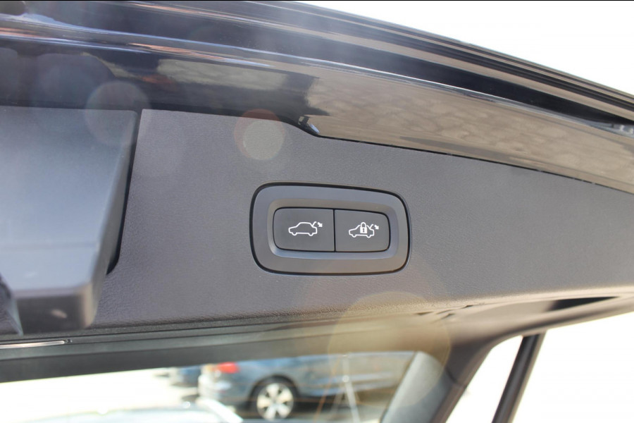 Volvo V60 B4 211PK Automaat Inscription Lederen bekleding / 18" lichtmetalen velgen / Apple Carplay / Adaptieve Cruise control / Stoelverwarming / Elektrisch bedienbare bestuurdersstoel met geheugen