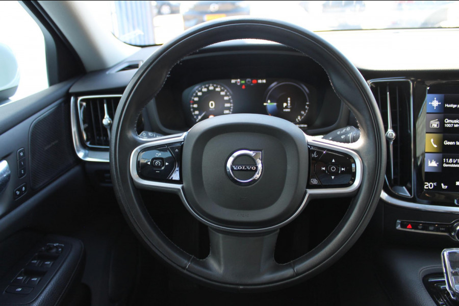 Volvo V60 T6 350PK Plug-in hybrid AWD Plus Bright Long Range / 19" lichtmetalen velgen / Harman Kardon Audio / Adaptieve Cruise Control / Elektrisch verstelbare voorstoelen met geheugen