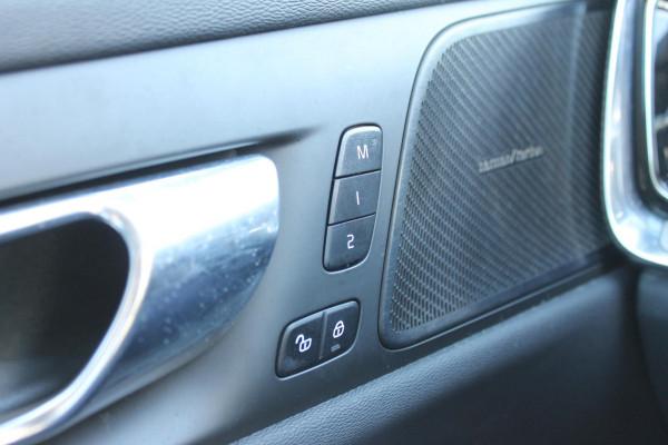 Volvo V60 T6 350PK Plug-in hybrid AWD Plus Bright Long Range / 19" lichtmetalen velgen / Harman Kardon Audio / Adaptieve Cruise Control / Elektrisch verstelbare voorstoelen met geheugen