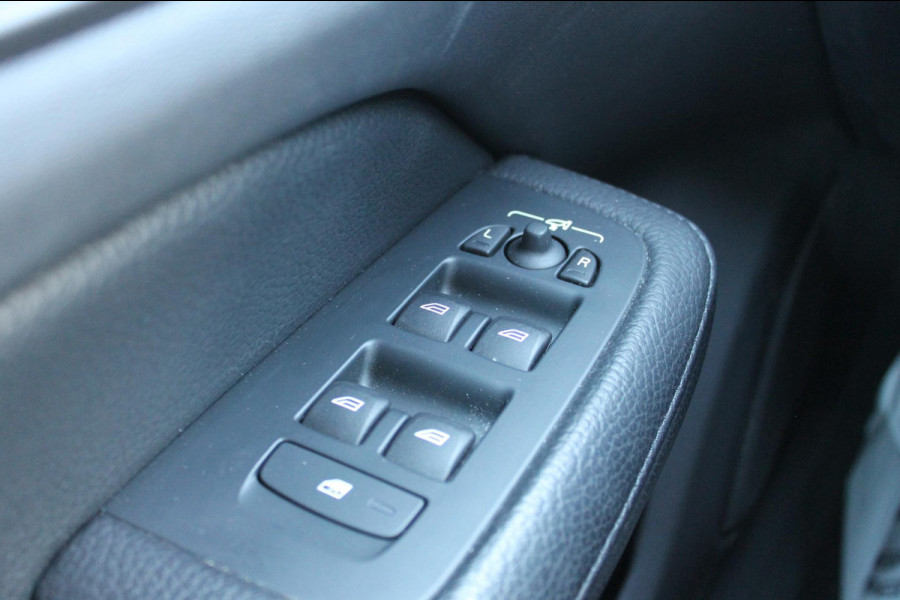Volvo V60 T6 350PK Plug-in hybrid AWD Plus Bright Long Range / 19" lichtmetalen velgen / Harman Kardon Audio / Adaptieve Cruise Control / Elektrisch verstelbare voorstoelen met geheugen