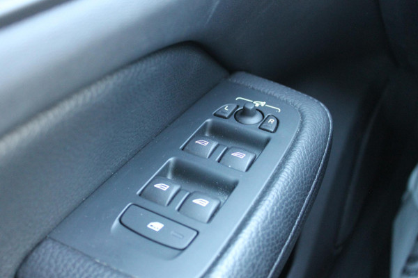 Volvo V60 T6 350PK Plug-in hybrid AWD Plus Bright Long Range / 19" lichtmetalen velgen / Harman Kardon Audio / Adaptieve Cruise Control / Elektrisch verstelbare voorstoelen met geheugen