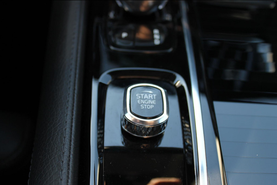 Volvo V60 T6 350PK Plug-in hybrid AWD Plus Bright Long Range / 19" lichtmetalen velgen / Harman Kardon Audio / Adaptieve Cruise Control / Elektrisch verstelbare voorstoelen met geheugen
