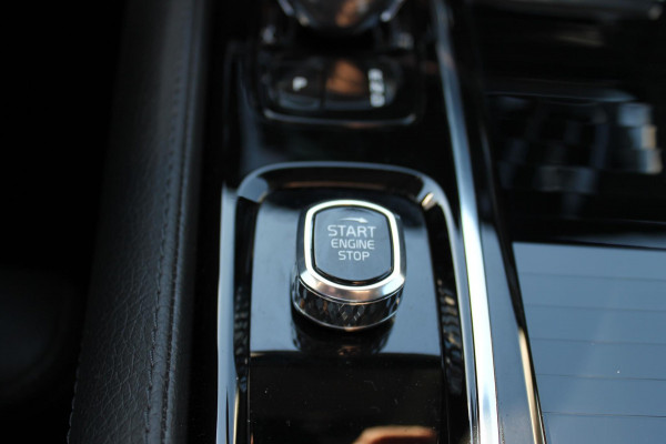 Volvo V60 T6 350PK Plug-in hybrid AWD Plus Bright Long Range / 19" lichtmetalen velgen / Harman Kardon Audio / Adaptieve Cruise Control / Elektrisch verstelbare voorstoelen met geheugen