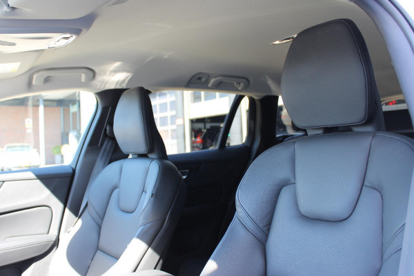 Volvo V60 T6 350PK Plug-in hybrid AWD Plus Bright Long Range / 19" lichtmetalen velgen / Harman Kardon Audio / Adaptieve Cruise Control / Elektrisch verstelbare voorstoelen met geheugen