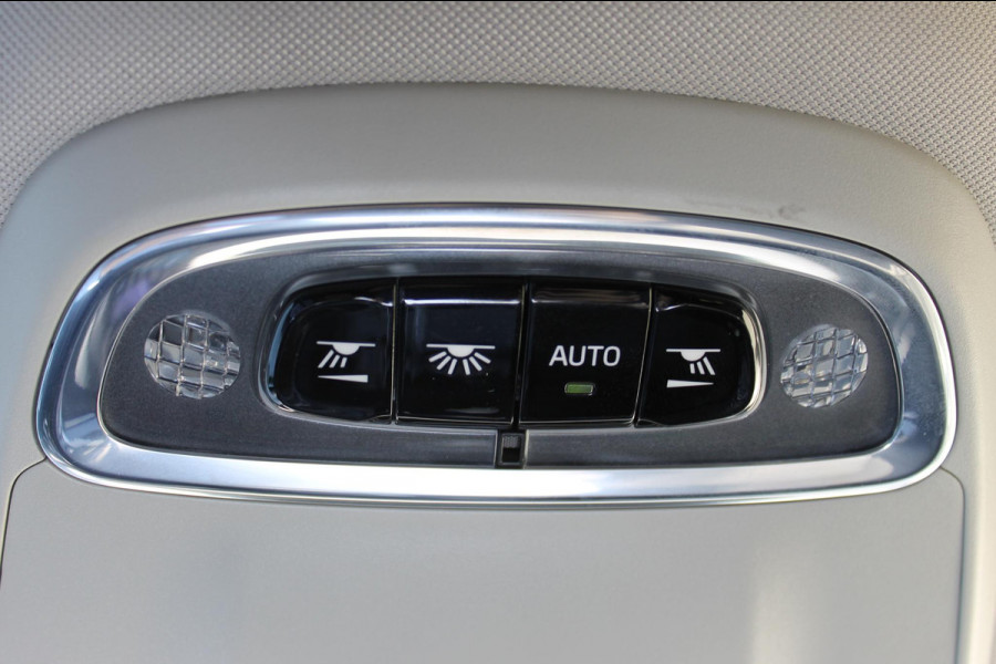 Volvo V60 T6 350PK Plug-in hybrid AWD Plus Bright Long Range / 19" lichtmetalen velgen / Harman Kardon Audio / Adaptieve Cruise Control / Elektrisch verstelbare voorstoelen met geheugen
