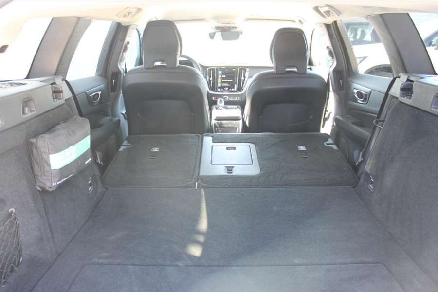 Volvo V60 T6 350PK Plug-in hybrid AWD Plus Bright Long Range / 19" lichtmetalen velgen / Harman Kardon Audio / Adaptieve Cruise Control / Elektrisch verstelbare voorstoelen met geheugen