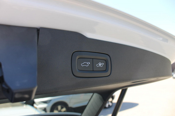 Volvo V60 T6 350PK Plug-in hybrid AWD Plus Bright Long Range / 19" lichtmetalen velgen / Harman Kardon Audio / Adaptieve Cruise Control / Elektrisch verstelbare voorstoelen met geheugen