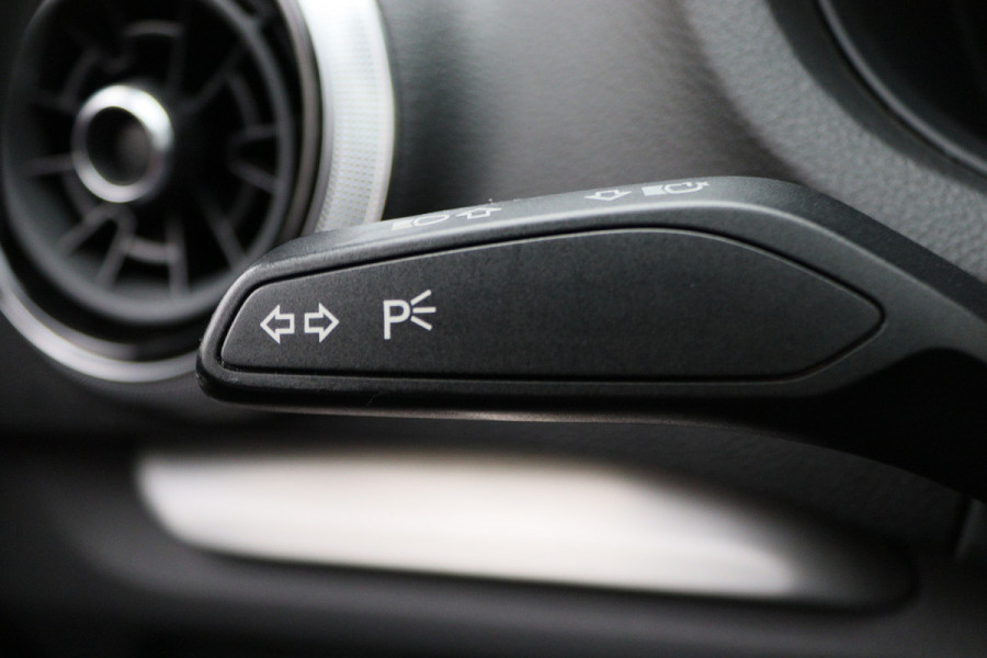Audi A3 Sportback 35 TFSI CoD Advance Sport Automaat S Line, Panoramadak, Leer, Apple Carplay, Camera, LED