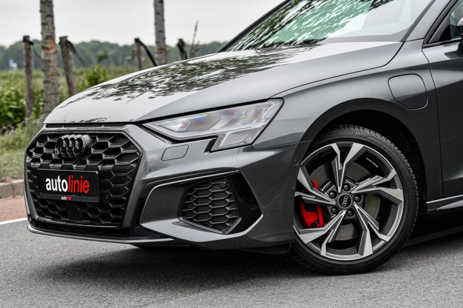 Audi A3 Sportback 45 TFSI e S edition Competition. BTW, Pano, Keyless, Sfeer, Camera, CarPlay!