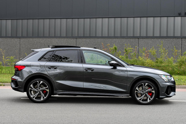 Audi A3 Sportback 45 TFSI e S edition Competition. BTW, Pano, Keyless, Sfeer, Camera, CarPlay!