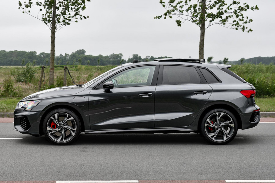 Audi A3 Sportback 45 TFSI e S edition Competition. BTW, Pano, Keyless, Sfeer, Camera, CarPlay!