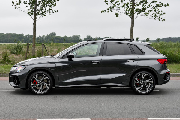 Audi A3 Sportback 45 TFSI e S edition Competition. BTW, Pano, Keyless, Sfeer, Camera, CarPlay!