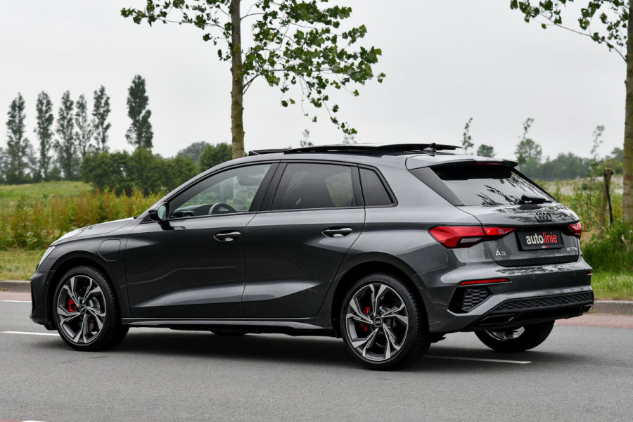 Audi A3 Sportback 45 TFSI e S edition Competition. BTW, Pano, Keyless, Sfeer, Camera, CarPlay!