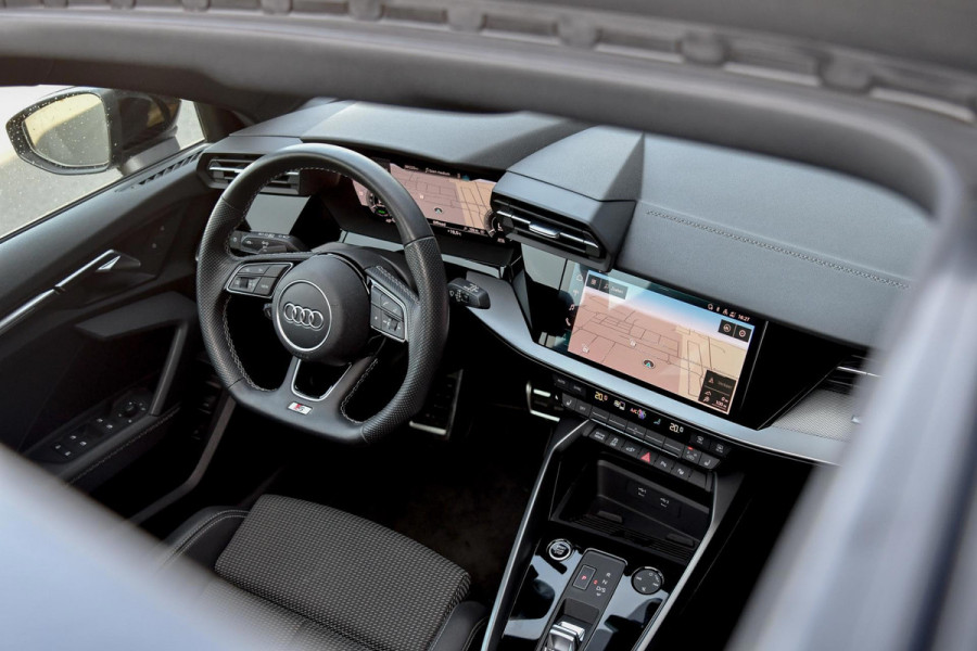 Audi A3 Sportback 45 TFSI e S edition Competition. BTW, Pano, Keyless, Sfeer, Camera, CarPlay!
