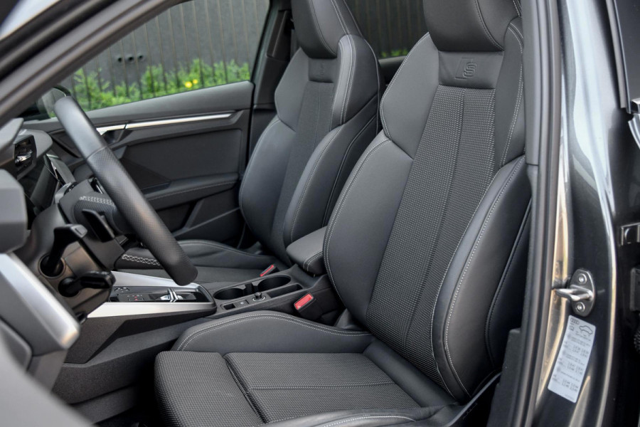 Audi A3 Sportback 45 TFSI e S edition Competition. BTW, Pano, Keyless, Sfeer, Camera, CarPlay!