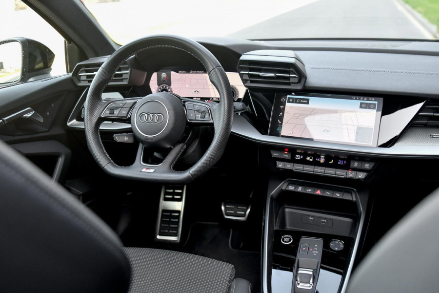 Audi A3 Sportback 45 TFSI e S edition Competition. BTW, Pano, Keyless, Sfeer, Camera, CarPlay!