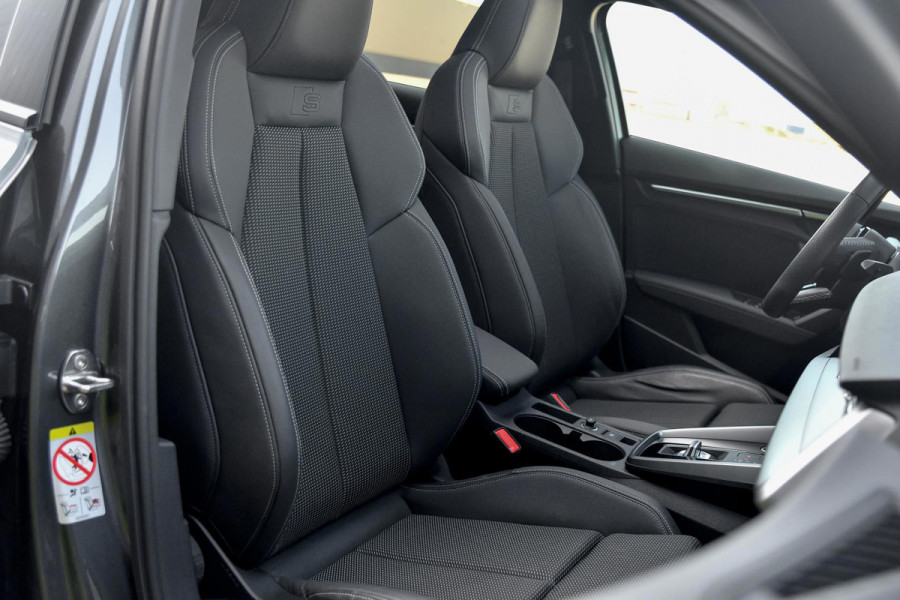 Audi A3 Sportback 45 TFSI e S edition Competition. BTW, Pano, Keyless, Sfeer, Camera, CarPlay!