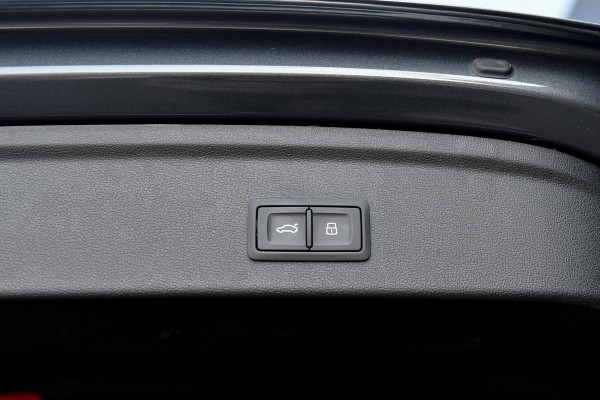 Audi A3 Sportback 45 TFSI e S edition Competition. BTW, Pano, Keyless, Sfeer, Camera, CarPlay!