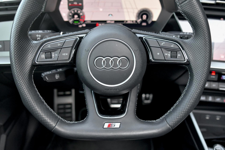 Audi A3 Sportback 45 TFSI e S edition Competition. BTW, Pano, Keyless, Sfeer, Camera, CarPlay!